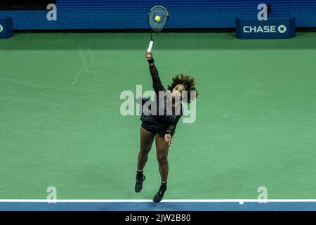 New York, NY - 2. September 2022: Serena Williams aus den USA ist während der 3.. Runde der US Open Championships gegen Ajla Tomljanovic aus Australien im Billie Jean King National Tennis Center vertreten Stockfoto
