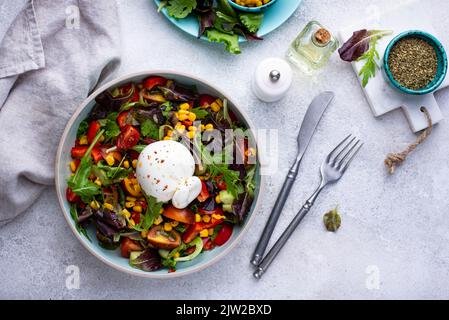 Burrata-Käse mit Gemüsesalat Stockfoto
