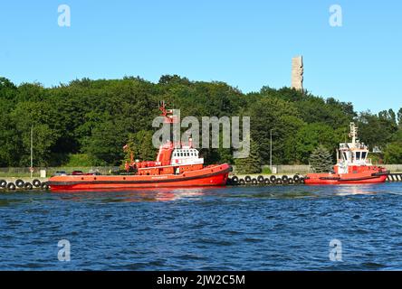 Danzig, Polen, 3. Juli 2022: Rote Schlepper im Hafen von Danzig. Polen Stockfoto