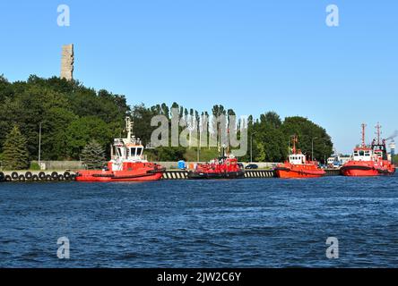 Danzig, Polen, 3. Juli 2022: Rote Schlepper im Hafen von Danzig. Polen Stockfoto