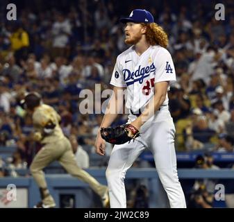 Los Angeles, USA. 02. September 2022. San Diego Padres Manny Machado rundet die Basen, nachdem er einen zweiläufigen Heimlauf vor Los Angeles Dodgers mit dem Pitcher Dustin May (R) während des dritten Innings im Dodger Stadium in Los Angeles am Freitag, den 2. September 2022, gemacht hat. Foto von Jim Ruymen/UPI Credit: UPI/Alamy Live News Stockfoto