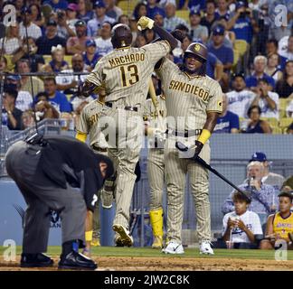 Los Angeles, USA. 02. September 2022. San Diego Padres Manny Machado (13) feiert mit Teamkollege Josh Bell (R) nach einem zwei-Lauf-Heimlauf vor Los Angeles Dodgers Start Pitcher Dustin Mai während der dritten Inning im Dodger Stadium in Los Angeles am Freitag, 2. September 2022. Foto von Jim Ruymen/UPI Credit: UPI/Alamy Live News Stockfoto