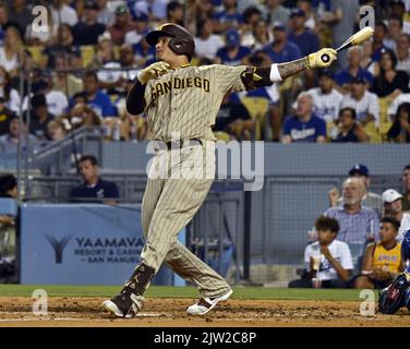 Los Angeles, USA. 02. September 2022. San Diego Padres Manny Machado trifft einen zweiläufigen Heimlauf vor Los Angeles Dodgers, der Pitcher Dustin May beim dritten Inning im Dodger Stadium in Los Angeles am Freitag, 2. September 2022, startet. Foto von Jim Ruymen/UPI Credit: UPI/Alamy Live News Stockfoto