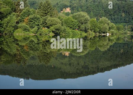 Schloss Schadeck oder Schwalbennest mit Spiegelung am Neckar in Neckarsteinach, Odenwald, vier Schlossstadt, Neckartal Stockfoto