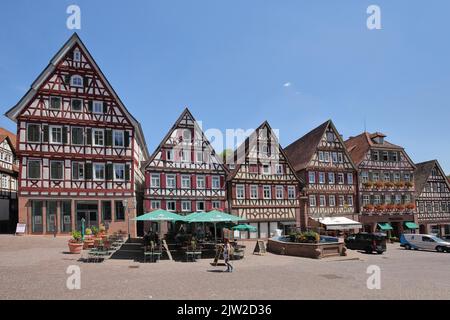 Fachwerkhäuser auf dem Marktplatz in Calw, Nagoldtal, Nordschwarzwald, Schwarzwald, Baden-Württemberg, Deutschland Stockfoto