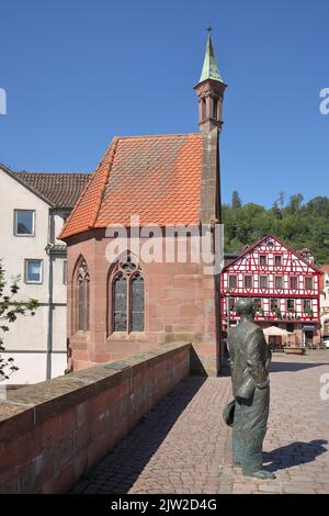 St. Nikolaus Kapelle erbaut 1400 und Statue von Hermann Hesse auf der St. Nikolaus Brücke in Calw, Nagoldtal, Nordschwarzwald, Schwarzwald Stockfoto