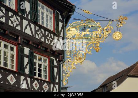 Goldenes Nasenschild mit Postkutsche vom Restaurant und Hotel Alte Post in Nagold, Nagoldtal, Nordschwarzwald, Schwarzwald, Baden-Württemberg Stockfoto