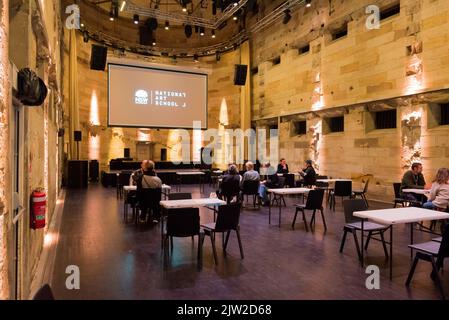 Sydney, Australien, 03. September 2022: Wie viele andere tertiäre Institutionen in New South Wales um diese Jahreszeit veranstaltete die National Art School, die im historischen ehemaligen Darlinghurst Gefängnis ansässig ist, heute ihren Tag der offenen Tür. Die Schule bietet Bachelor- und Postgraduiertenstudien in einer Reihe von bildenden Künsten an. Im Bild treffen sich Tutoren und potenzielle Studenten im umgebauten ehemaligen Zellblock, dem heutigen Hörsaal, in dem die massiven Sandsteinmauern des ursprünglichen Gefängnisses zu sehen sind. Kredit: Stephen Dwyer / Alamy Live Nachrichten Stockfoto