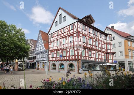 Fachwerkhaus in der Fußgängerzone und Marktstraße in Nagold, Nagoldtal, Nordschwarzwald, Schwarzwald, Baden-Württemberg, Deutschland Stockfoto