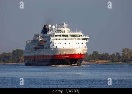 Das Schiff MS Otto Sverdrup, Hurtigruten, verlässt im Abendlicht den Hamburger Hafen auf der Elbe, Hamburg, Deutschland Stockfoto