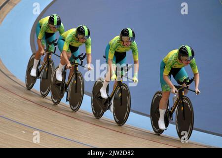 Georgia Baker, Sophie Edwards, Chloe Moran und Maeve Plouffe von Australien in der Frauenmannschaft 4000m, die bei den Commonwealth-Spielen 2022 im Velodrome, Queen Elizabeth Olympic Park, London, Radfahren. Stockfoto