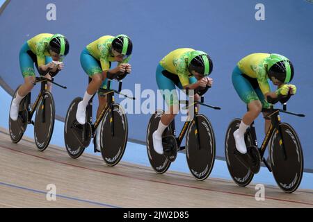 Georgia Baker, Sophie Edwards, Chloe Moran und Maeve Plouffe von Australien in der Frauenmannschaft 4000m, die bei den Commonwealth-Spielen 2022 im Velodrome, Queen Elizabeth Olympic Park, London, Radfahren. Stockfoto