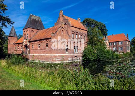 Deutschland, Legden, Westmuensterland, Münsterland, Westfalen, Nordrhein-Westfalen, NRW, Haus Egelborg, Wasserschloss, Außenabteilung, Torhaus, Herrenhaus, Graben, Backsteingebäude, Gotisches Revival Stockfoto