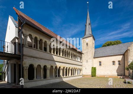 Deutschland, Legden, Westmuensterland, Münsterland, Westfalen, Nordrhein-Westfalen, NRW, Legden-Asbeck, Stift Asbeck, ehemaliges Augustinerkloster und Prämonstratenserkloster und Nonnenkloster und Nonnenkapitel, Schlafsaal und Kreuzgang mit Arkaden-Galerie, rechts die katholische Pfarrkirche St. Margareta, romanisch Stockfoto