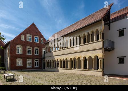 Deutschland, Legden, Westmuensterland, Münsterland, Westfalen, Nordrhein-Westfalen, NRW, Legden-Asbeck, Stift Asbeck, ehemaliges Augustinerkloster und Prämonstratenserkloster sowie Nonnenkloster und Nonnenkapitel, Schlafsaal und Kreuzgang mit Arkaden-Galerie Stockfoto