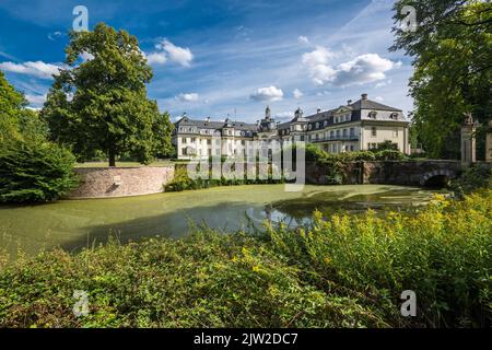Deutschland, Rosendahl, Baumberge, Westmünsterland, Münsterland, Westfalen, Nordrhein-Westfalen, NRW, Rosendahl-Osterwick, Schloss Varlar, Wasserburg, Graben, ehemaliges Stift Varlar, Prämonstratenserkloster Stockfoto