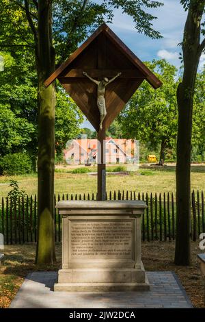 Deutschland, Rosendahl, Baumberge, Westmünsterland, Münsterland, Westfalen, Nordrhein-Westfalen, NRW, Rosendahl-Osterwick, Rosendahlkreuz, denkmal für das ehemalige Trappistenkloster Stockfoto