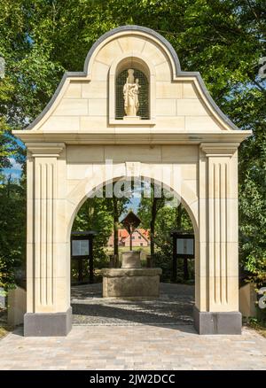 Deutschland, Rosendahl, Baumberge, Westmünsterland, Münsterland, Westfalen, Nordrhein-Westfalen, NRW, Rosendahl-Osterwick, Rosendahlkreuz, denkmal für das ehemalige Trappistenkloster, Torbogen, Blick auf das Kreuz Stockfoto