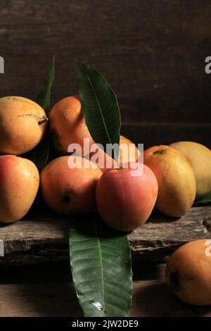 Tropischer indonesischer Mango namens Gedong Gincu, typisch aus Indramayu oder Majalengka, West-Java. Diese Mango so Duft und haben süßen Geschmack Stockfoto