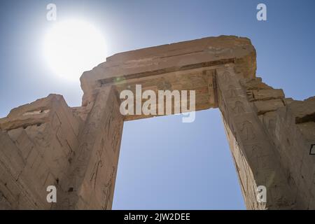 Tor von Domitian und Trajan, nördlicher Eingang, Tempel von Hathor, Dendera, Qina, Ägypten Stockfoto