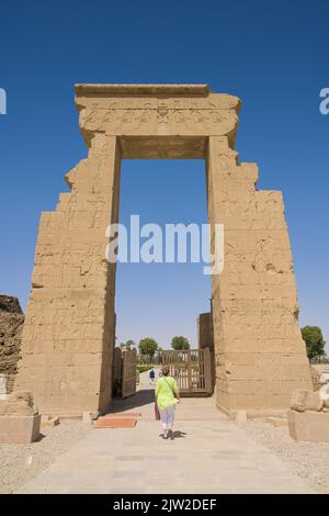 Tor von Domitian und Trajan, nördlicher Eingang, Tempel von Hathor, Dendera, Qina, Ägypten Stockfoto