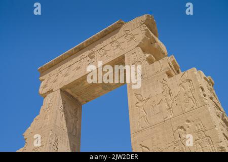 Tor von Domitian und Trajan, nördlicher Eingang, Tempel von Hathor, Dendera, Qina, Ägypten Stockfoto