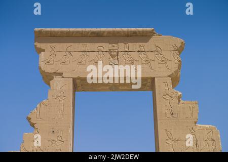 Tor von Domitian und Trajan, nördlicher Eingang, Tempel von Hathor, Dendera, Qina, Ägypten Stockfoto
