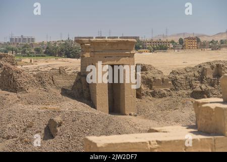 Eastern Gate, Tempel von Hathor, Dendera, Qina, Ägypten Stockfoto