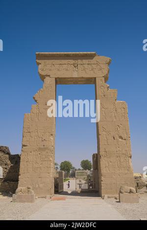 Tor von Domitian und Trajan, nördlicher Eingang, Tempel von Hathor, Dendera, Qina, Ägypten Stockfoto