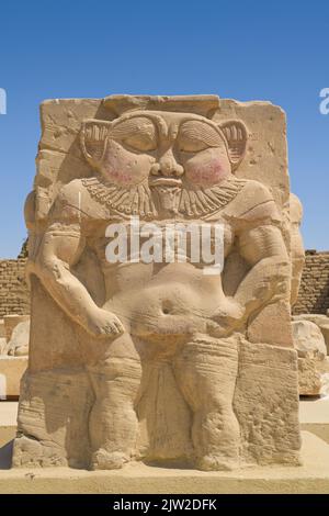 Reliefgott Bes, Tempel von Hathor, Dendera, Qina, Ägypten Stockfoto