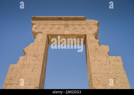 Tor von Domitian und Trajan, nördlicher Eingang, Tempel von Hathor, Dendera, Qina, Ägypten Stockfoto