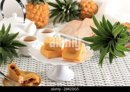 Ananas-Kuchen-Gebäck, taiwanesische berühmte süße köstliche Dessertspeisen mit Tee und frischer Ananas. Bäckerkonzept Stockfoto