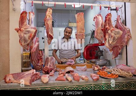 Marokkanischer Metzger in der Altstadt, Fes, Marokko Stockfoto