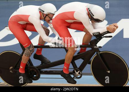 Stephen BATE aus England zusammen mit seinem Piloten Christopher Latham im Men's Tandem B - 1000m Time Trial gewann Bronze bei den Commonwealth-Spielen 2022 im Velodrome, Queen Elizabeth Olympic Park, London. Stockfoto