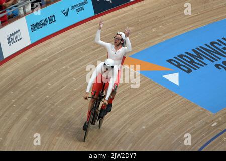 Stephen BATE aus England zusammen mit seinem Piloten Christopher Latham im Men's Tandem B - 1000m Time Trial gewann Bronze bei den Commonwealth-Spielen 2022 im Velodrome, Queen Elizabeth Olympic Park, London. Stockfoto