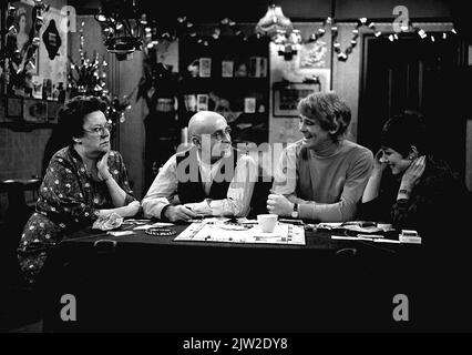 Undatierte Datei Foto von (von links nach rechts) Dandy Nichols, Warren Mitchell, Tony Booth und Una Stubbs während der Proben für die BBC Show Till Death US do Part. Das Fernsehen hat angekündigt, dass es die lang andauende Sitcom ausstrahlt, darunter vier Episoden, die seit einem halben Jahrhundert nicht mehr zu sehen sind. In der beliebten Comedy-Show dreht sich alles um den großmäugigen Büffel Alf Garnet und seine reaktionären Meinungen zu allem. Ausgabedatum: Samstag, 3. September 2022. Stockfoto