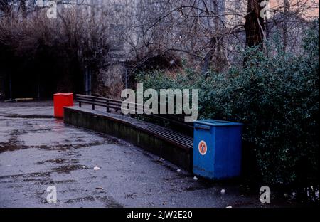 DDR, Berlin, 16. 03. 1988, Bank mit rotem und blauem Mülleimer, Monbijoupark Stockfoto