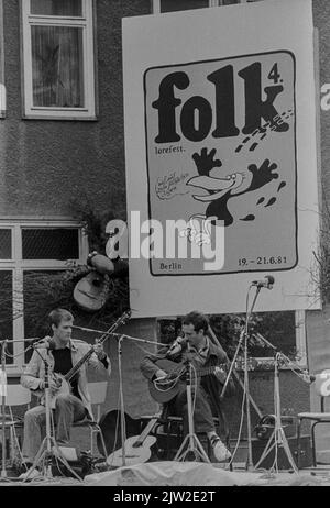 DDR, Berlin, 28. 04. 1982, Folklore-Festival im Haus der jungen Talente, Gitarristen Stockfoto