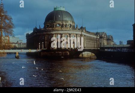 DDR, Berlin, 16. 03. 1988, provisorische Brücke am Monbijoupark, Monbijoubrücke, Bodemuseum (Kaiser-Friedrich-Museum), links: Krankenhaus Stockfoto