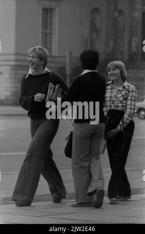 DDR, Berlin, 18. Juni 1978, drei junge Frau auf der Straße unter den Linden, vor der Humboldt-Universität (HUB) Stockfoto