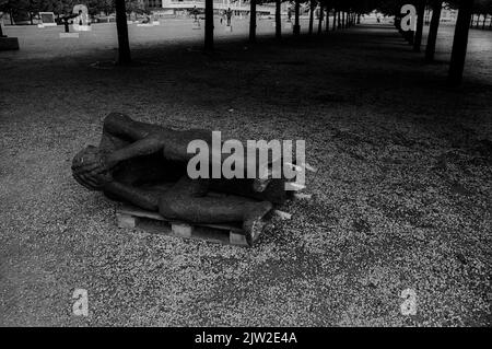 DDR, Berlin, 17. 6. 1987, liegende Skulptur eines Künstlers im Lustgarten (vor der Installation) Stockfoto