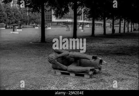 DDR, Berlin, 17. 6. 1987, liegende Skulptur eines Künstlers im Lustgarten (vor der Installation) Stockfoto