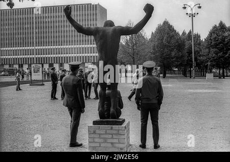 DDR, Berlin, 17. 6. 1987, Lustgarten, sowjetische Soldaten fotografieren sich vor einer Skulptur. . C Rolf Zoellner Stockfoto