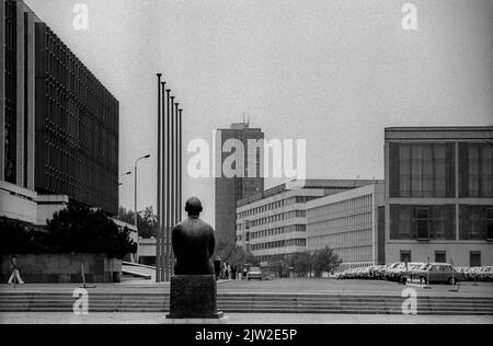 DDR, Berlin, 17. 6. 1987, Lustgarten, Blick mit Skulptur zum Palast der Republik und zum Staatsratsgebäude Stockfoto