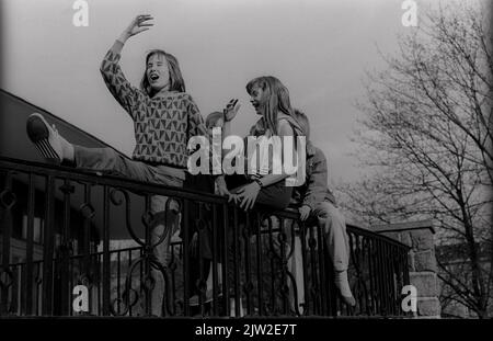 DDR, Berlin, 16. 4. 1988, Kinder (Mädchen) im Park am Weinbergsweg (Heinepark) Stockfoto