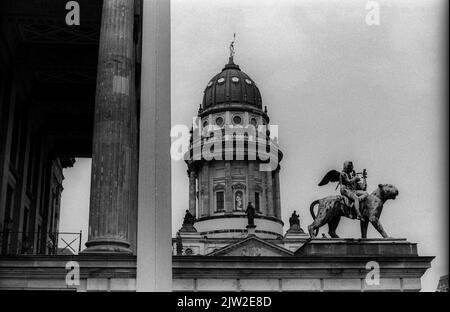 DDR, Berlin, 29. 06. 1987, Schauspielhaus und Französischer Dom auf dem Platz der Akademie (jetzt wieder Gendarmenmarkt), Amorette spielt Musik auf einem Stockfoto