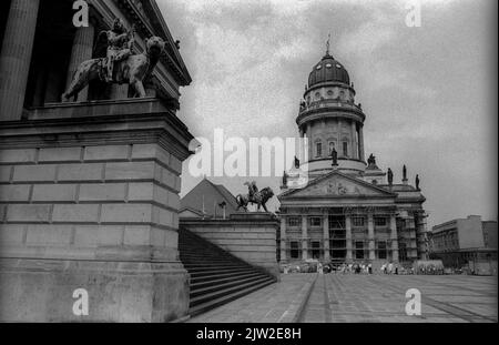 DDR, Berlin, 29. 06. 1987, Schauspielhaus und Französischer Dom auf dem Platz der Akademie (jetzt wieder Gendarmenmarkt), Amorette spielt Musik auf einem Stockfoto