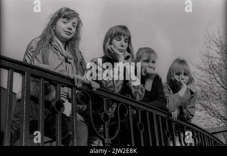 DDR, Berlin, 16. 4. 1988, Kinder (Mädchen) im Park am Weinbergsweg (Heinepark) Stockfoto