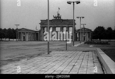DDR, Berlin, 29. 6. 1987, Blick auf das Brandenburger Tor, Pariser Platz Stockfoto
