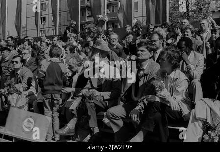 DDR, Berlin, 01. 05. 1986, 1. Mai 1986 auf der Karl-Marx-Allee, Zuschauerstand Stockfoto